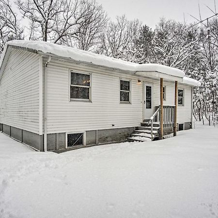 Wooded Twin Lakes Retreat 13 Mi To Lake Michigan! ภายนอก รูปภาพ