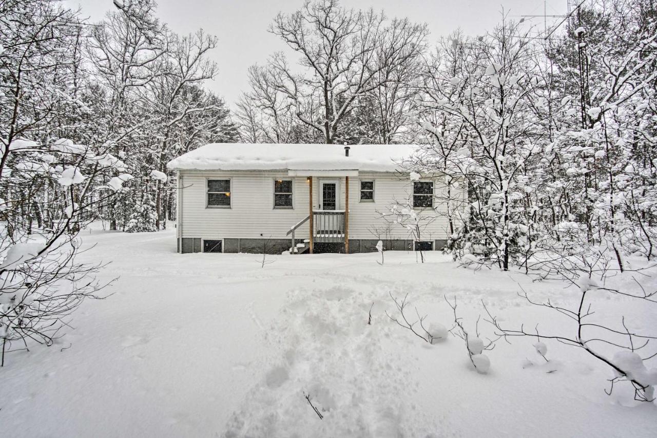 Wooded Twin Lakes Retreat 13 Mi To Lake Michigan! ภายนอก รูปภาพ