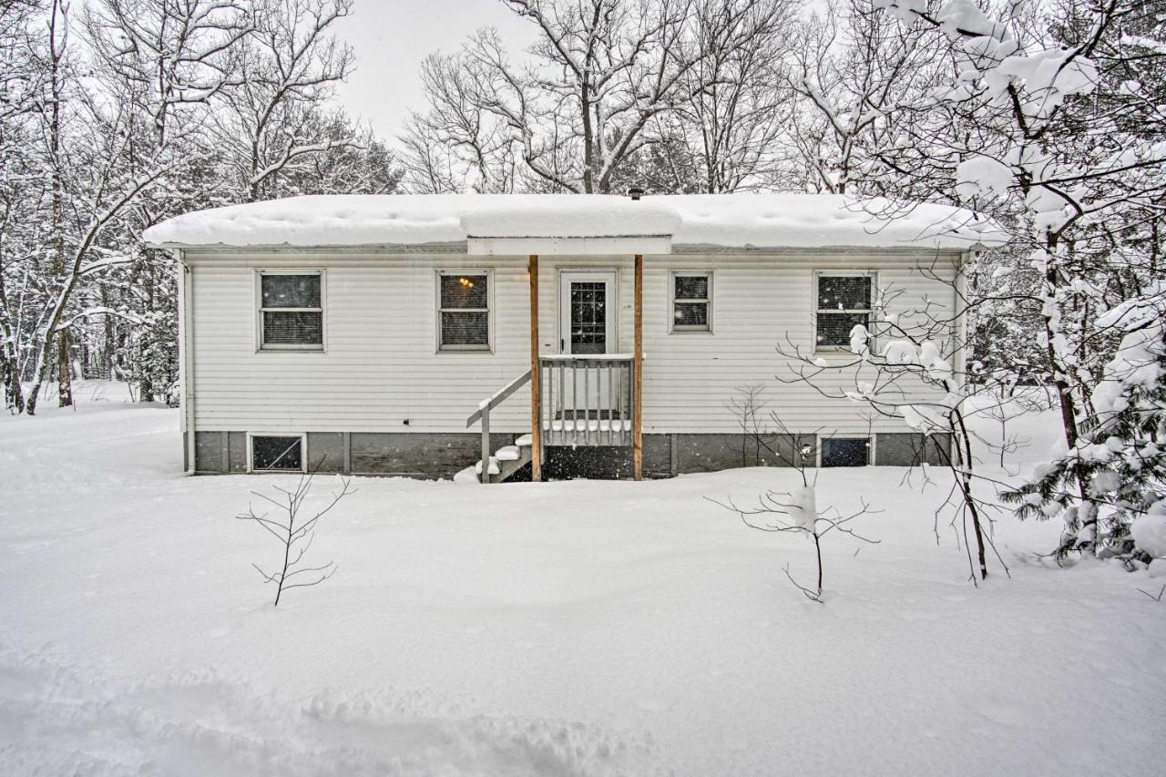 Wooded Twin Lakes Retreat 13 Mi To Lake Michigan! ภายนอก รูปภาพ