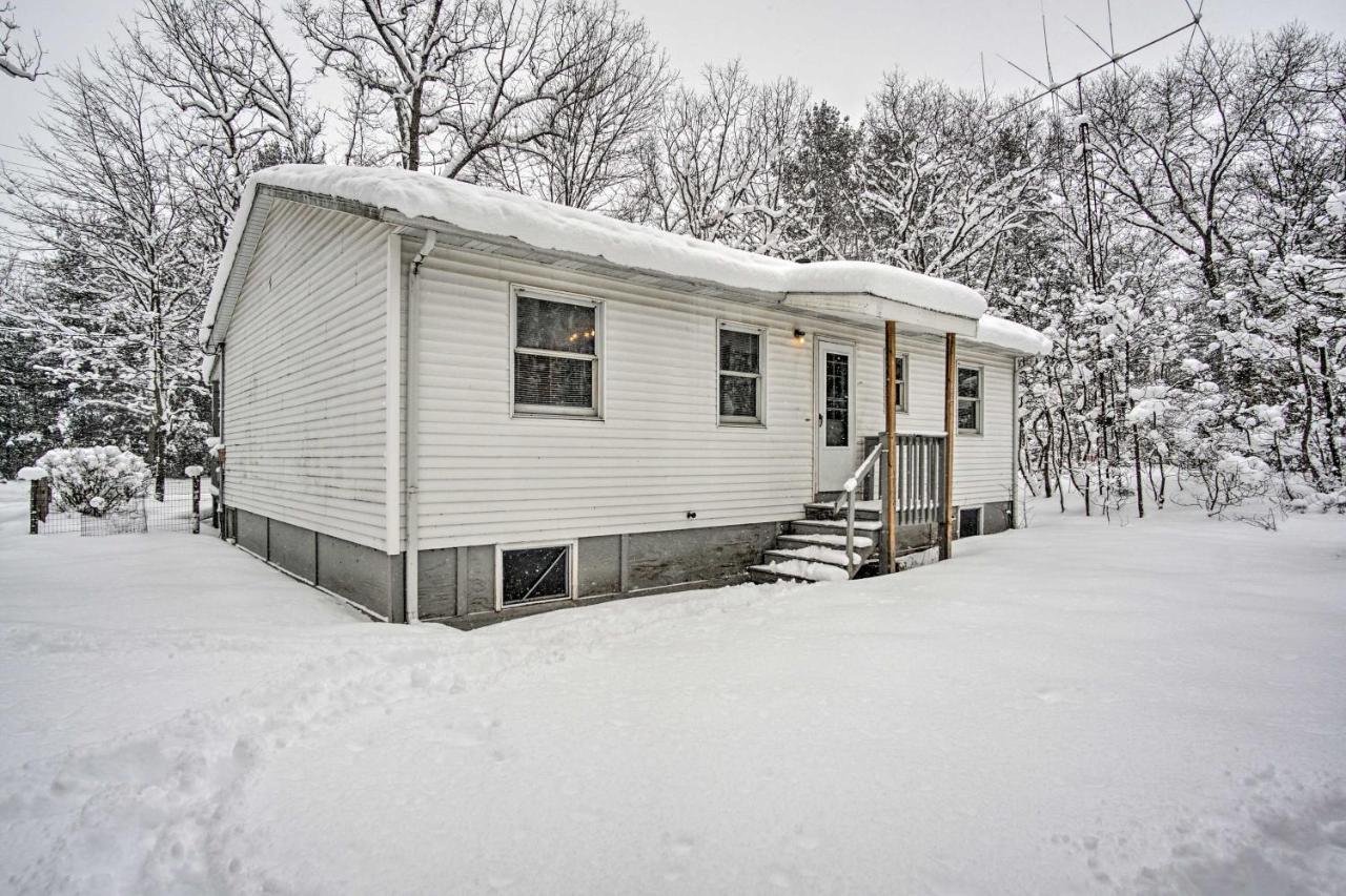 Wooded Twin Lakes Retreat 13 Mi To Lake Michigan! ภายนอก รูปภาพ