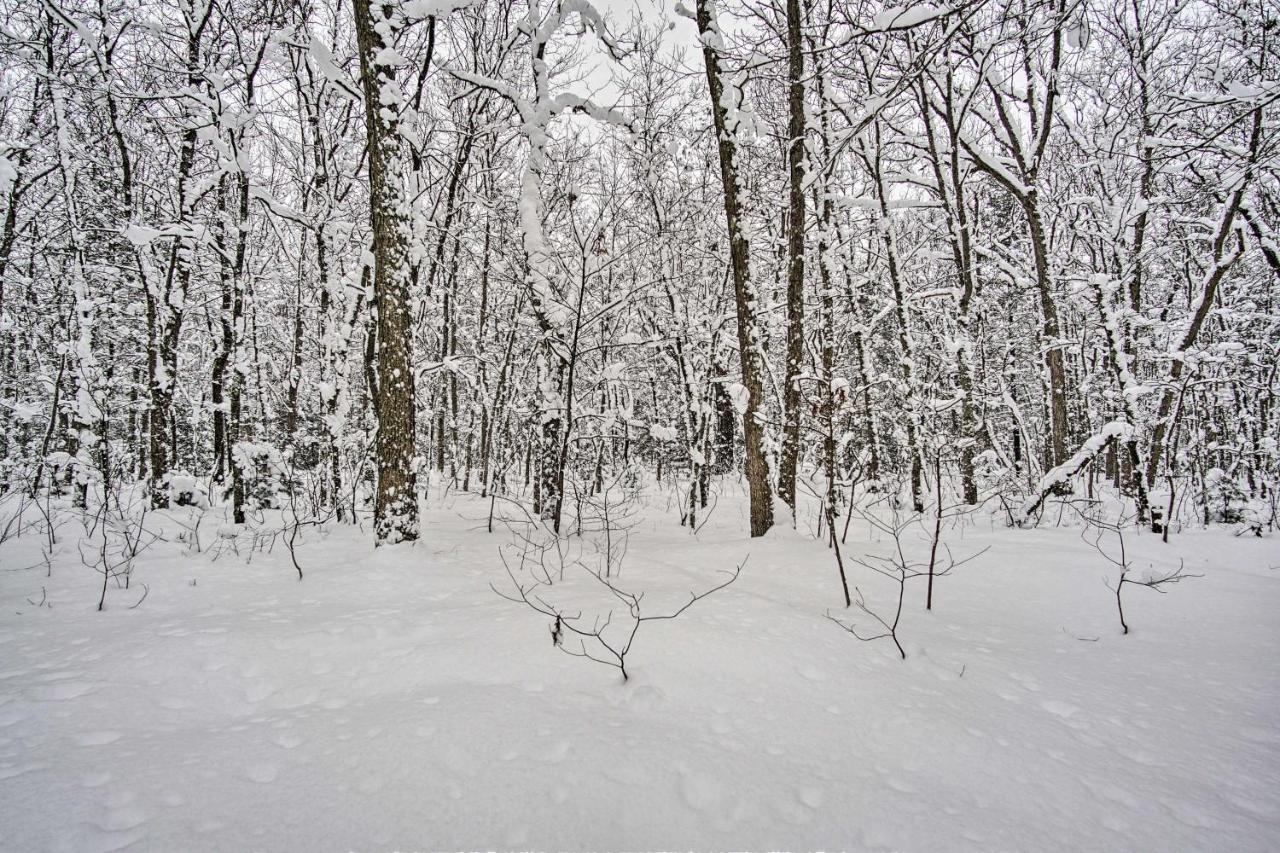 Wooded Twin Lakes Retreat 13 Mi To Lake Michigan! ภายนอก รูปภาพ